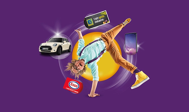 Dynamischer Tänzer mit Auto, Smartphone und Gutscheinen auf lila Hintergrund.