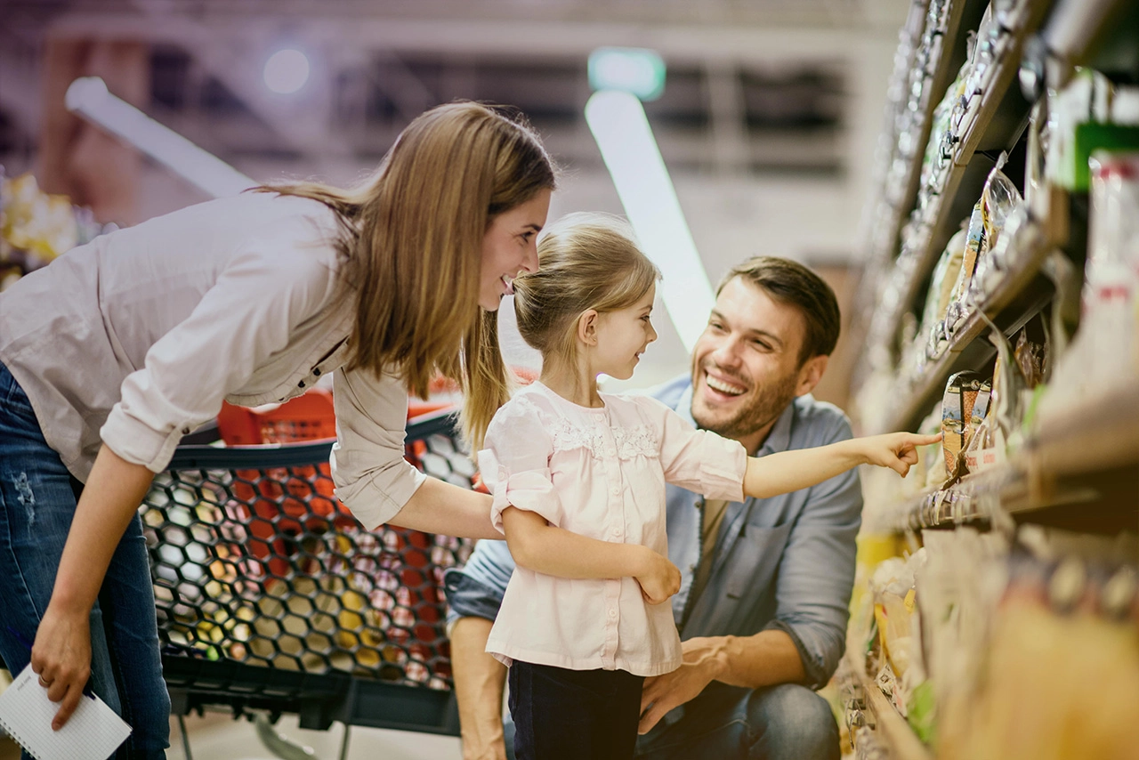 Familienfreundliches Einkaufen: Entdecken Sie hochwertige Produkte im Supermarkt.