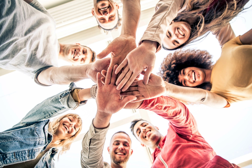 Dynamisches Team vereint: Erfolg durch Zusammenarbeit und Innovation.