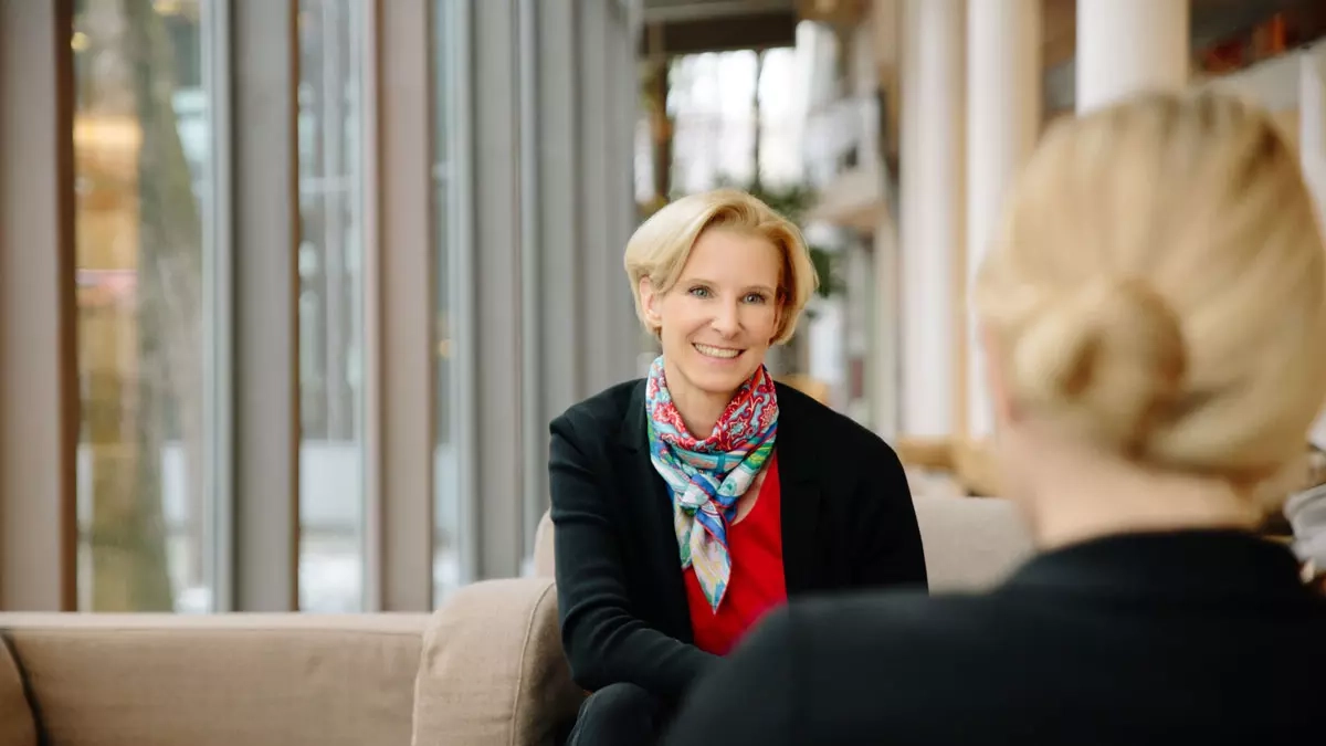 Moderne Geschäftsfrau im Gespräch, inspirierende Führungskraft im eleganten Ambiente.